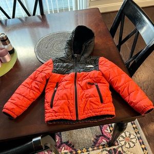 Boys size 6 North Face reversible Mount Chimbo jacket
